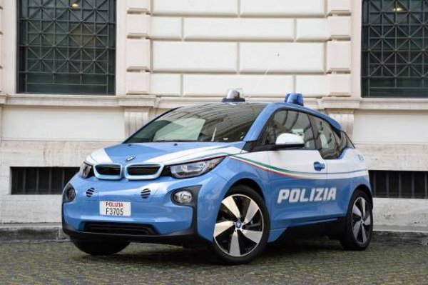 BMW i3 в никакъв случай не е грозен автомобил, всъщност дори е красив. Не му липсва и софтуер, което означава, че поредица от задачи могат да бъдат автоматизирани, така че по каква причина BMW i3 е в списъка?

Въпреки че можете да спорите дали 167 к.с. са достатъчни, трябва да запомните, че това е изцяло електрическа кола, което я прави лошо превозно средство за правоприлагане, въпреки че беше прието от полицията в Милано. Енергията на батерията се изразходва бързо, като пълното зареждане отнема до 15 часа. Така че полицаите могат да се окажат концентрирани върху това колко енергия им остава, а не върху това, което се случва около тях.